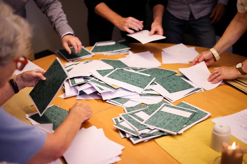 Grønne og hvite stemmesedler til kirkevalget